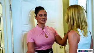 ̞�은 가슴 금발의 사기꾼 것처럼 큰 가슴 섹시한중년여성 폭주 의붓 딸과 자신을 발견한 그녀의 털이 음부를 핥으로 그녀의 장모