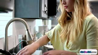 Big atngal blonde moabut sa balay sa sayo sa iyang gamay nga atngal gf ug sila sa pagsaulog uban sa lesbian sex.Sila halok ug sa busty bata mao ang gilibotag ug facesits sa iyang