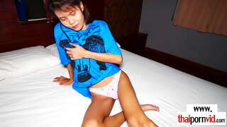 Flac morena amateur asiàtic bargirl cavalcant sobre un europeu polla