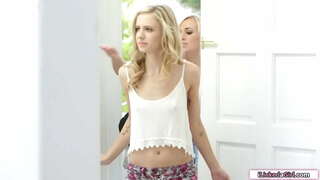 Малай сиська нӹлӹш гӹц изи, яжо танг а вара тӧрлӓш-лесбиянка