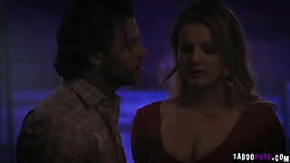 Секси бебе ELiza Eves препуштајќи му се на зрели студ удар нејзиниот сладок кифла со неговата мачна петел