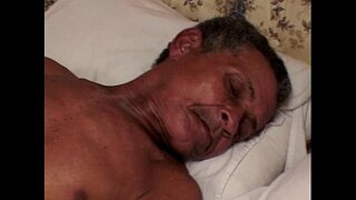 Home vell prenent una mica de cony gras