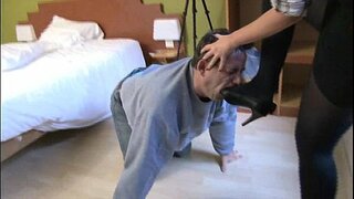 Jeng nggawe dheweke lanang babu dilat dheweke tumit dhuwur shoes