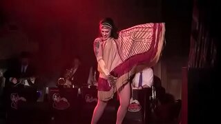 Dannie Diesel aka Danielle Colby provádí s Bustout Burlesque New Orleans