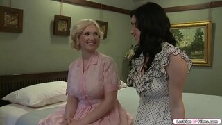 ���ठावदार उरोज असलेला सोनेरी भेटी तिच्या दाट तपकिरी रंगाचे केस मित्र आणि ते बोलत प्रारंभ आकार त्यांच्या तोंडून.त्या नंतर,ते कडक करा आणि ते सुरू kissing each other.पुढील तिचा मित्र आहे निराशेचा उदगार तिच्या tits आणि तिच्या मांजर licks.परत ती नाही त्याच तिच्या मित्र आहे.