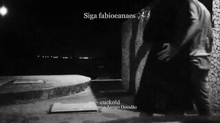 Căng. Chàng latin namorando na rua com o amigo bem ưu đãi