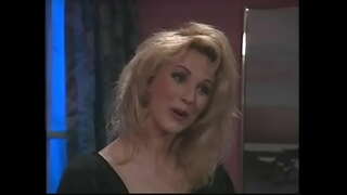 Gwych melyn lady sucks ceiliog ac yn cael ei cunt pinc sgriwio ar y soffa du