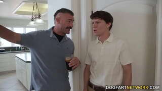 Petite Ébano Chanel Skye Faz Sexo Anal Com Grandes Paus Branco